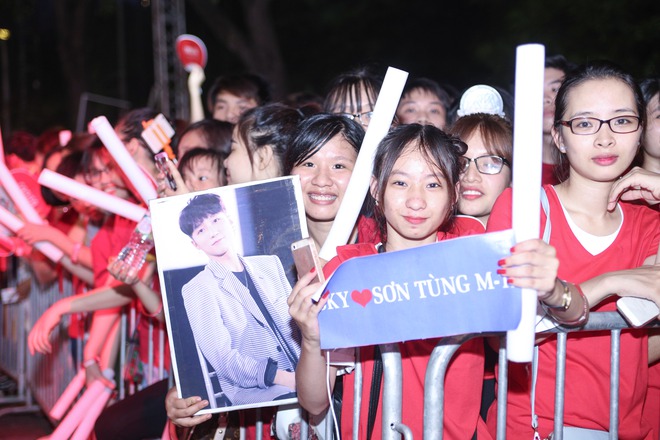 Fan mướt mồ hôi quây kín phố đi bộ chờ Sơn Tùng M-TP xuất hiện - Ảnh 1. Fan mướt mồ hôi quây kín phố đi bộ chờ Sơn Tùng M-TP xuất hiện - Ảnh 1.