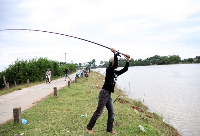 Mặc nước ngập trắng, người dân Chương Mỹ vẫn vui vẻ buông cần kiếm bộn cá, nướng nhậu ngay tại trận - Ảnh 5. Mặc nước ngập trắng, người dân Chương Mỹ vẫn vui vẻ buông cần kiếm bộn cá, nướng nhậu ngay tại trận - Ảnh 5.