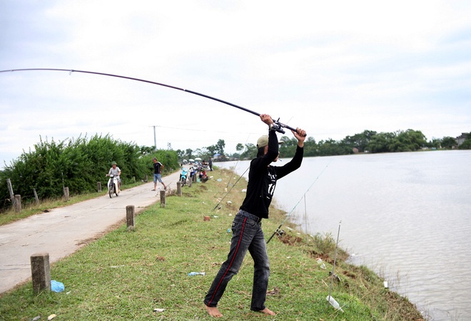 Mặc nước ngập trắng, người dân Chương Mỹ vẫn vui vẻ buông cần kiếm bộn cá, nướng nhậu ngay tại trận - Ảnh 5.