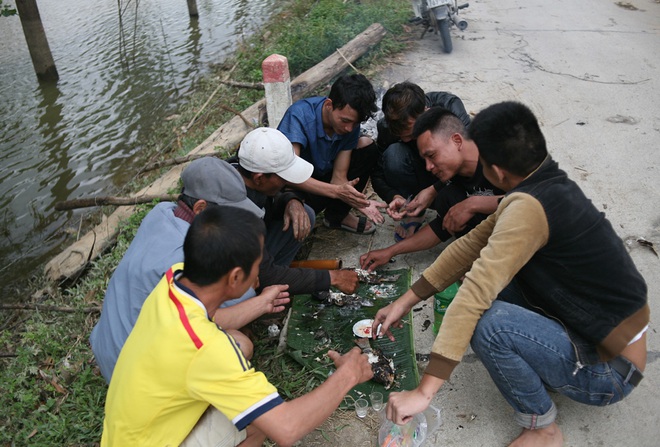 Mặc nước ngập trắng, người dân Chương Mỹ vẫn vui vẻ buông cần kiếm bộn cá, nướng nhậu ngay tại trận - Ảnh 17.