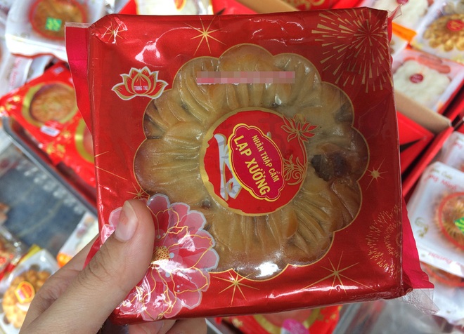 Hà Nội: Hết Rằm bánh Trung thu siêu rẻ lên ngôi, dân bán đổ đống trong sọt vẫn hút khách - Ảnh 4. Hà Nội: Hết Rằm bánh Trung thu siêu rẻ lên ngôi, dân bán đổ đống trong sọt vẫn hút khách - Ảnh 4.