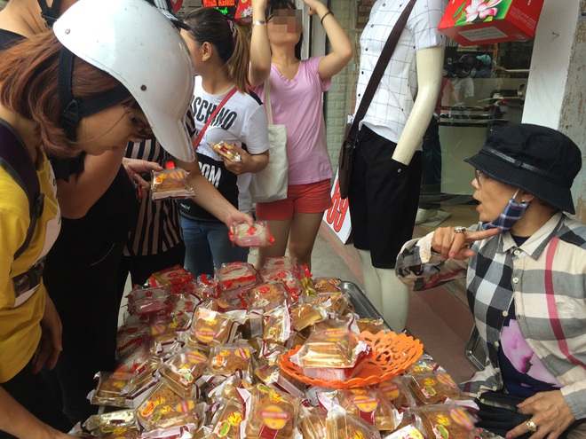 Hà Nội: Hết Rằm bánh Trung thu siêu rẻ lên ngôi, dân bán đổ đống trong sọt vẫn hút khách - Ảnh 2.
