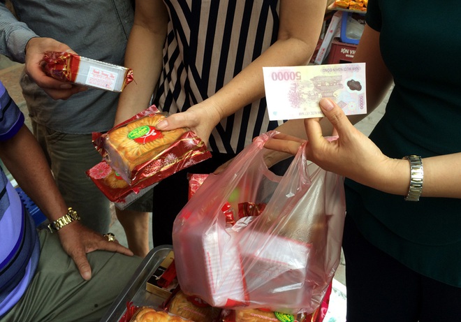 Hà Nội: Hết Rằm bánh Trung thu siêu rẻ lên ngôi, dân bán đổ đống trong sọt vẫn hút khách - Ảnh 5. Hà Nội: Hết Rằm bánh Trung thu siêu rẻ lên ngôi, dân bán đổ đống trong sọt vẫn hút khách - Ảnh 5.