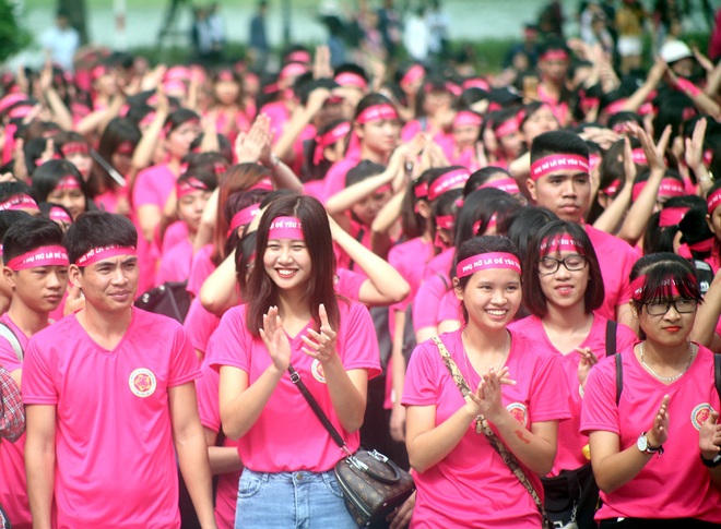 Hà Nội: 5000 tình nguyện viên xuống đường nhuộm hồng Hồ Gươm chống bạo lực phụ nữ và trẻ em gái - Ảnh 2.