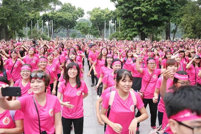 Hà Nội: 5000 tình nguyện viên xuống đường nhuộm hồng Hồ Gươm chống bạo lực phụ nữ và trẻ em gái - Ảnh 6.