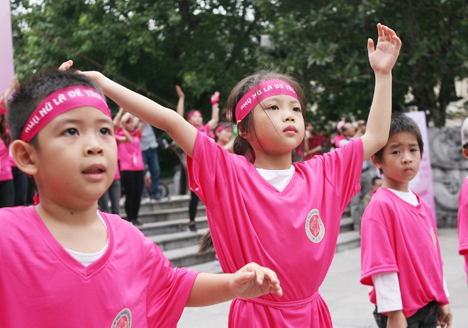 Hà Nội: 5000 tình nguyện viên xuống đường nhuộm hồng Hồ Gươm chống bạo lực phụ nữ và trẻ em gái - Ảnh 7.