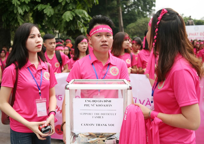 Hà Nội: 5000 tình nguyện viên xuống đường nhuộm hồng Hồ Gươm chống bạo lực phụ nữ và trẻ em gái - Ảnh 8.