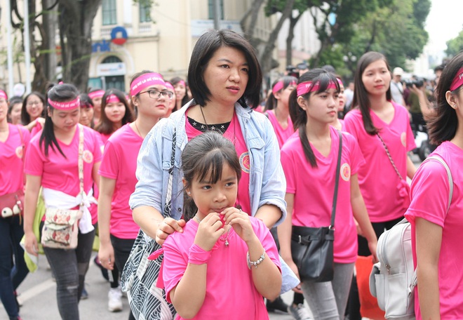 Hà Nội: 5000 tình nguyện viên xuống đường nhuộm hồng Hồ Gươm chống bạo lực phụ nữ và trẻ em gái - Ảnh 11.