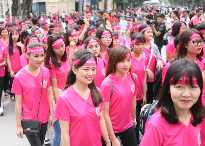 Hà Nội: 5000 tình nguyện viên xuống đường nhuộm hồng Hồ Gươm chống bạo lực phụ nữ và trẻ em gái - Ảnh 12.