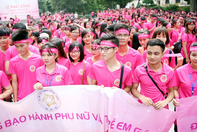 Hà Nội: 5000 tình nguyện viên xuống đường nhuộm hồng Hồ Gươm chống bạo lực phụ nữ và trẻ em gái - Ảnh 14.