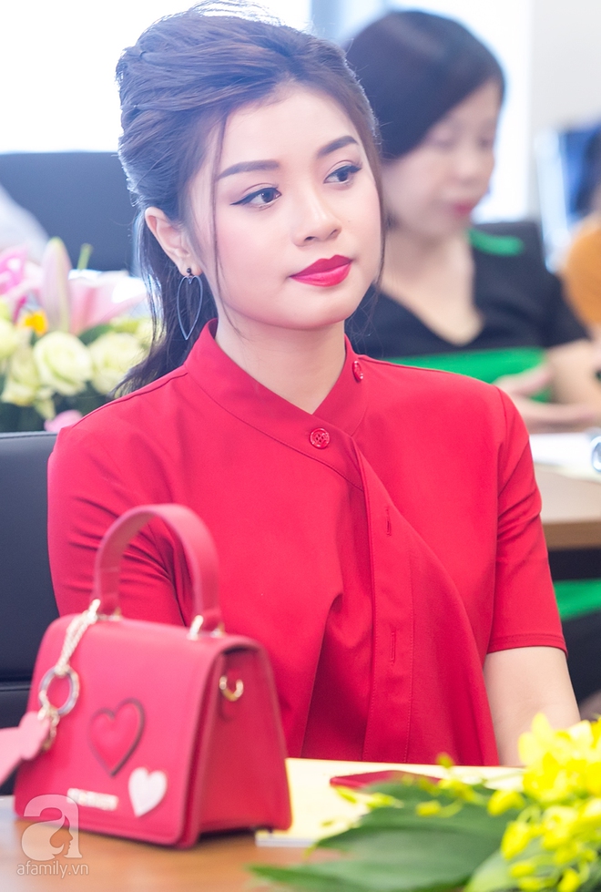 Khánh Linh khoe khéo vai trần trong váy đen gợi cảm - Ảnh 9.
