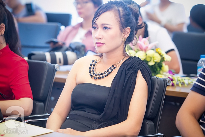 Khánh Linh khoe khéo vai trần trong váy đen gợi cảm - Ảnh 1.