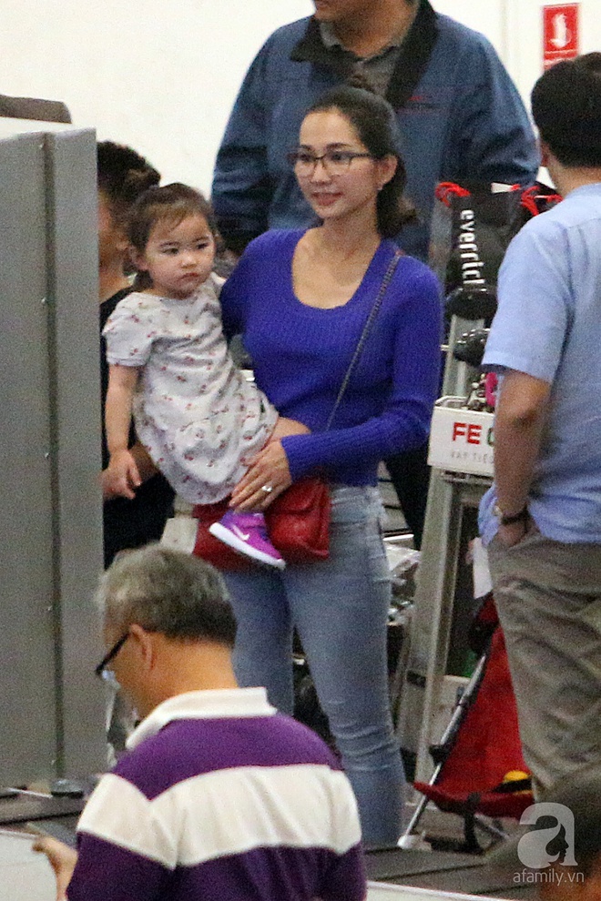 Chồng cũ ra sân bay đón mẹ con Kim Hiền lúc nửa đêm - Ảnh 3.