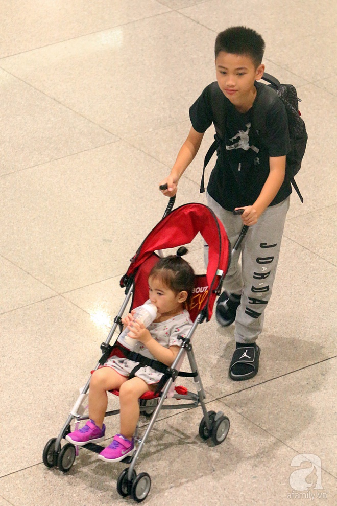 Chồng cũ ra sân bay đón mẹ con Kim Hiền lúc nửa đêm - Ảnh 5.