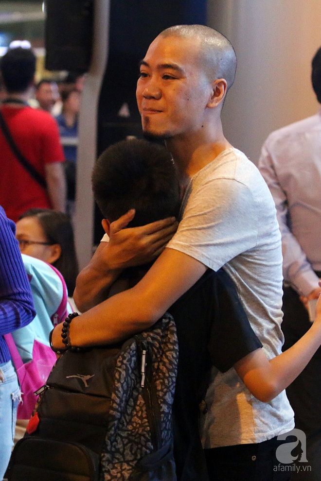 Chồng cũ ra sân bay đón mẹ con Kim Hiền lúc nửa đêm - Ảnh 8.