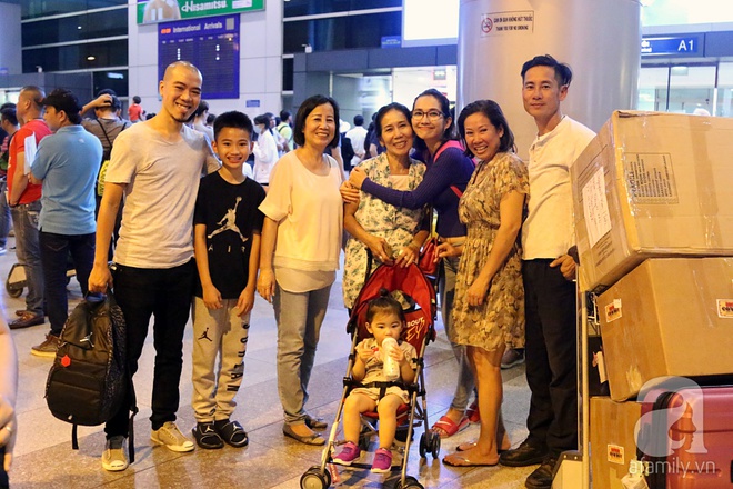 Chồng cũ ra sân bay đón mẹ con Kim Hiền lúc nửa đêm - Ảnh 12.