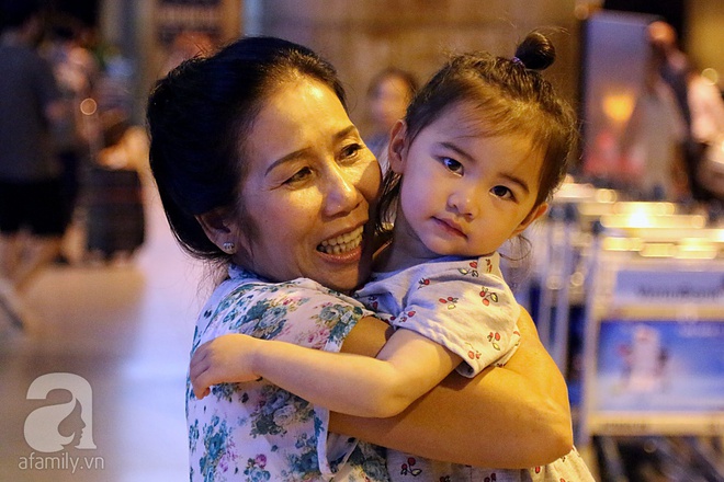 Chồng cũ ra sân bay đón mẹ con Kim Hiền lúc nửa đêm - Ảnh 10.