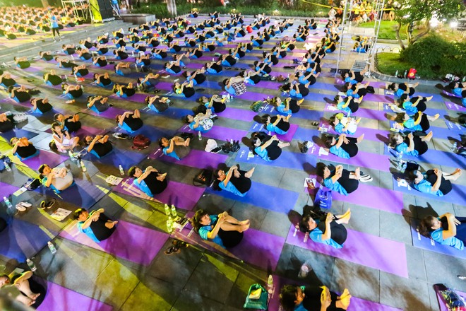 Hà Nội: Hơn 1.000 người tham gia trình diễn màn Yoga độc đáo trên phố đi bộ Hồ Gươm - Ảnh 4.