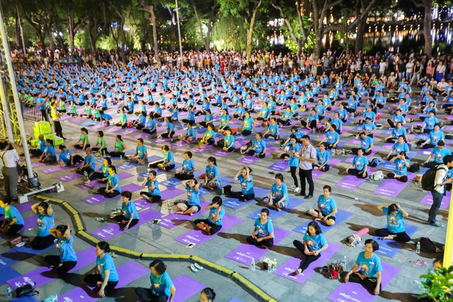 Hà Nội: Hơn 1.000 người tham gia trình diễn màn Yoga độc đáo trên phố đi bộ Hồ Gươm - Ảnh 3.