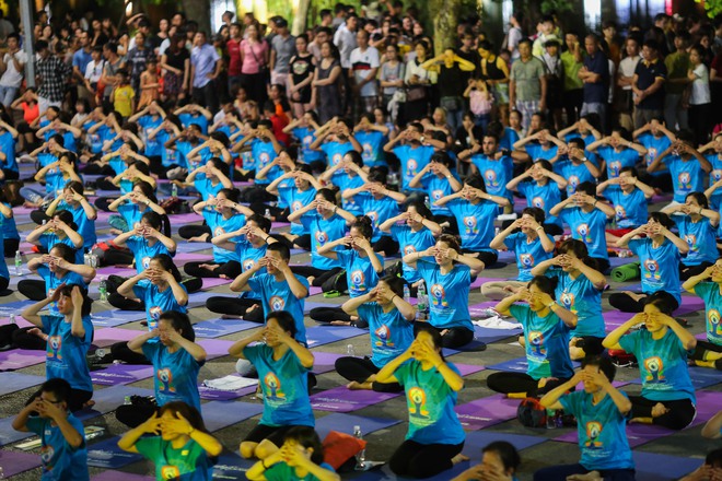 Hà Nội: Hơn 1.000 người tham gia trình diễn màn Yoga độc đáo trên phố đi bộ Hồ Gươm - Ảnh 2.
