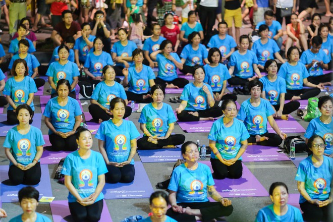 Hà Nội: Hơn 1.000 người tham gia trình diễn màn Yoga độc đáo trên phố đi bộ Hồ Gươm - Ảnh 6.