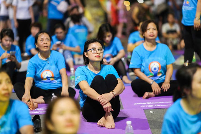 Hà Nội: Hơn 1.000 người tham gia trình diễn màn Yoga độc đáo trên phố đi bộ Hồ Gươm - Ảnh 1.