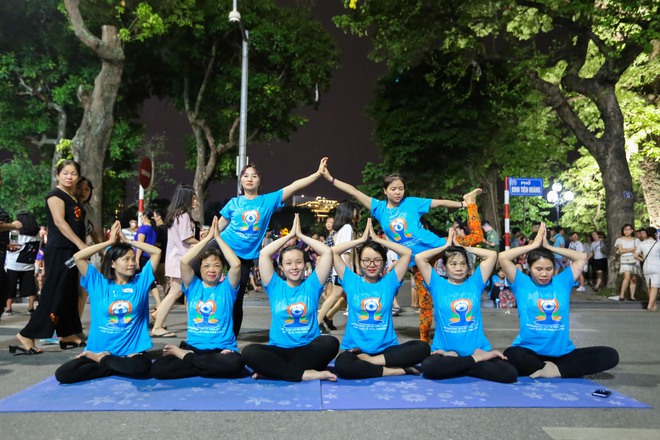 Hà Nội: Hơn 1.000 người tham gia trình diễn màn Yoga độc đáo trên phố đi bộ Hồ Gươm - Ảnh 10.