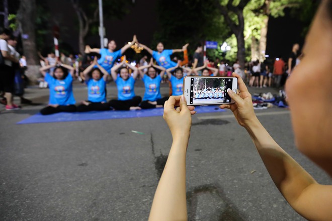 Hà Nội: Hơn 1.000 người tham gia trình diễn màn Yoga độc đáo trên phố đi bộ Hồ Gươm - Ảnh 9.