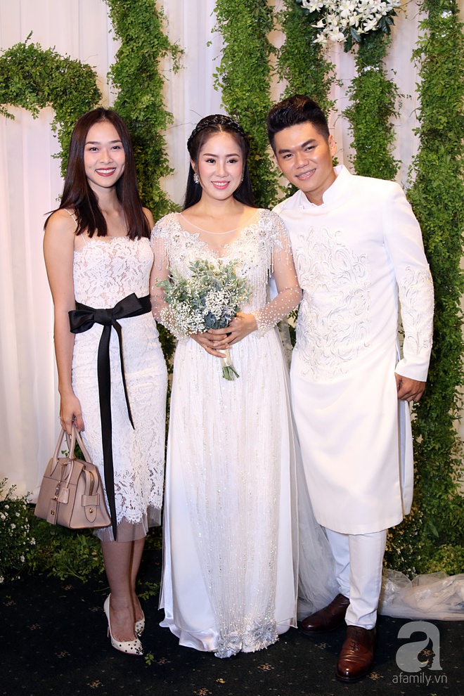 Tình cũ Quý Bình đến chúc mừng hạnh phúc của Lê Phương - Ảnh 17. Tình cũ Quý Bình đến chúc mừng hạnh phúc của Lê Phương - Ảnh 17.