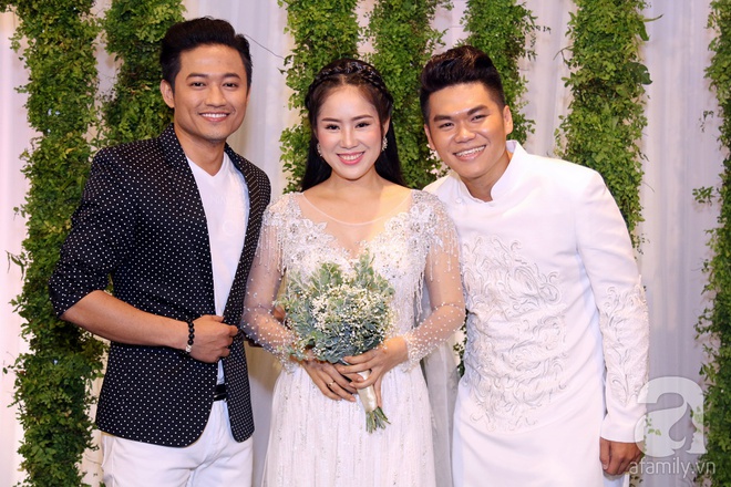 Tình cũ Quý Bình đến chúc mừng hạnh phúc của Lê Phương - Ảnh 2. Tình cũ Quý Bình đến chúc mừng hạnh phúc của Lê Phương - Ảnh 2.