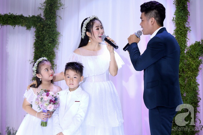 Tình cũ Quý Bình đến chúc mừng hạnh phúc của Lê Phương - Ảnh 19. Tình cũ Quý Bình đến chúc mừng hạnh phúc của Lê Phương - Ảnh 19.