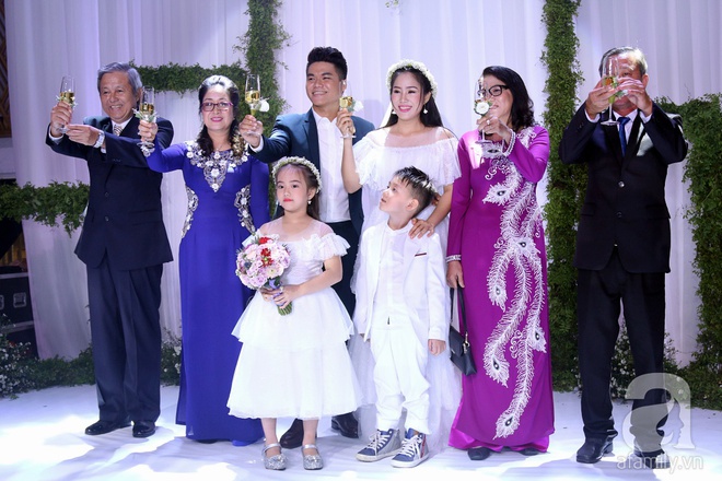Tình cũ Quý Bình đến chúc mừng hạnh phúc của Lê Phương - Ảnh 24. Tình cũ Quý Bình đến chúc mừng hạnh phúc của Lê Phương - Ảnh 24.