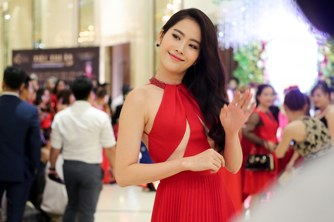 Phạm Hương kín đáo, Nam Em sexy hết cỡ với váy khoét ngực sâu - Ảnh 6.