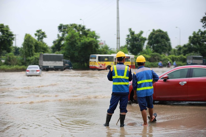 Hà Nội: Đại lộ Thăng Long ngập sâu hơn 1m sau trận mưa lớn - Ảnh 12.