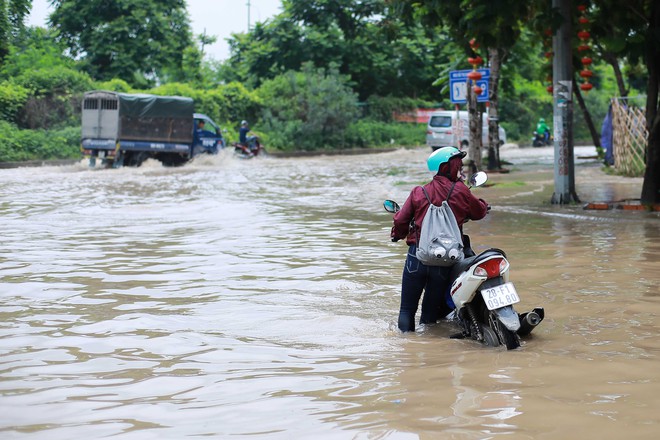 Hà Nội: Đại lộ Thăng Long ngập sâu hơn 1m sau trận mưa lớn - Ảnh 11.