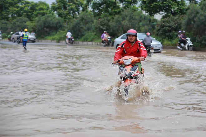 Hà Nội: Đại lộ Thăng Long ngập sâu hơn 1m sau trận mưa lớn - Ảnh 9.