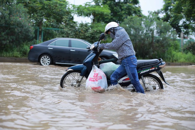 Hà Nội: Đại lộ Thăng Long ngập sâu hơn 1m sau trận mưa lớn - Ảnh 8.