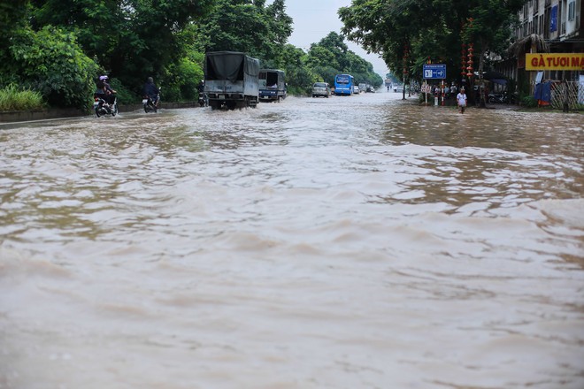 Hà Nội: Đại lộ Thăng Long ngập sâu hơn 1m sau trận mưa lớn - Ảnh 7.