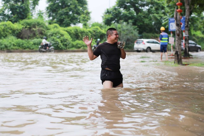 Hà Nội: Đại lộ Thăng Long ngập sâu hơn 1m sau trận mưa lớn - Ảnh 5.