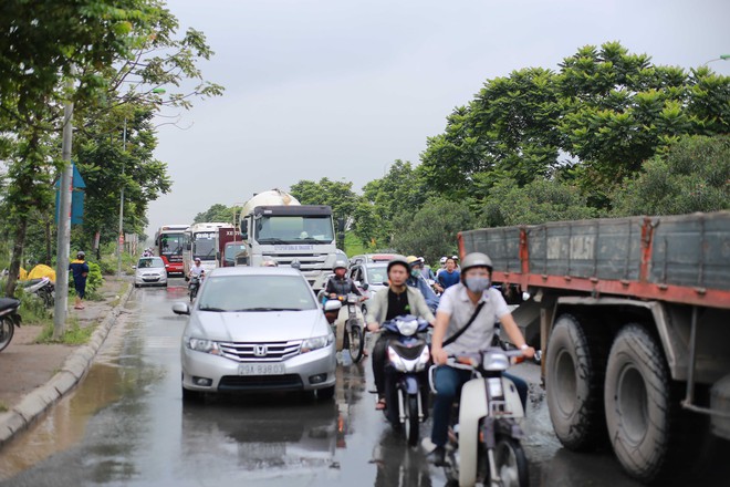 Hà Nội: Đại lộ Thăng Long ngập sâu hơn 1m sau trận mưa lớn - Ảnh 4.