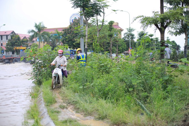 Hà Nội: Đại lộ Thăng Long ngập sâu hơn 1m sau trận mưa lớn - Ảnh 3.