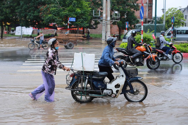 Hà Nội: Đại lộ Thăng Long ngập sâu hơn 1m sau trận mưa lớn - Ảnh 2.