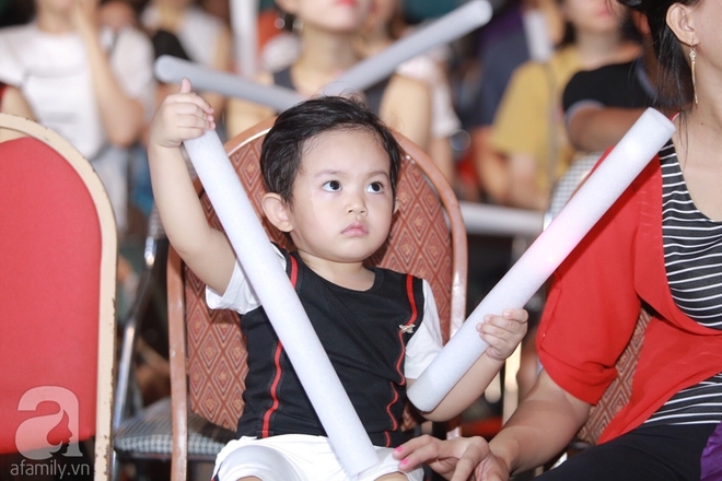 Con trai Khánh Thi siêu đáng yêu khi ngồi dưới cổ vũ cho mẹ - Ảnh 1.