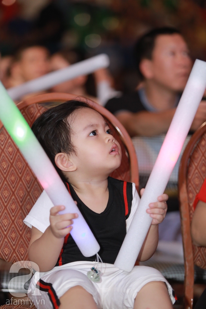 Con trai Khánh Thi siêu đáng yêu khi ngồi dưới cổ vũ cho mẹ - Ảnh 2.