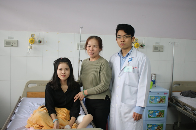 Cô bé 8 năm ngồi trên lưng mẹ đến trường có cơ hội đi lại bằng chính đôi chân của mình - Ảnh 2. Cô bé 8 năm ngồi trên lưng mẹ đến trường có cơ hội đi lại bằng chính đôi chân của mình - Ảnh 2.