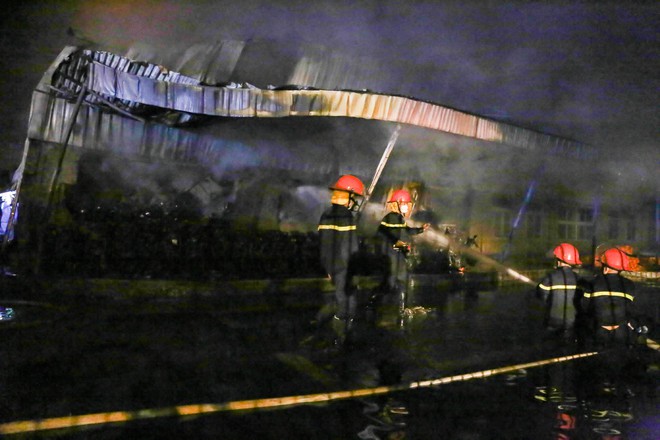 Cháy dữ dội tại khu công nghiệp ngay sát sân bay quốc tế Nội Bài - Ảnh 1.