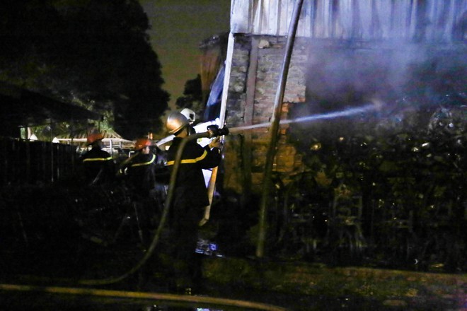 Cháy dữ dội tại khu công nghiệp ngay sát sân bay quốc tế Nội Bài - Ảnh 2.