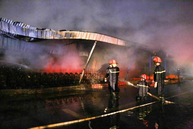 Cháy dữ dội tại khu công nghiệp ngay sát sân bay quốc tế Nội Bài - Ảnh 3.