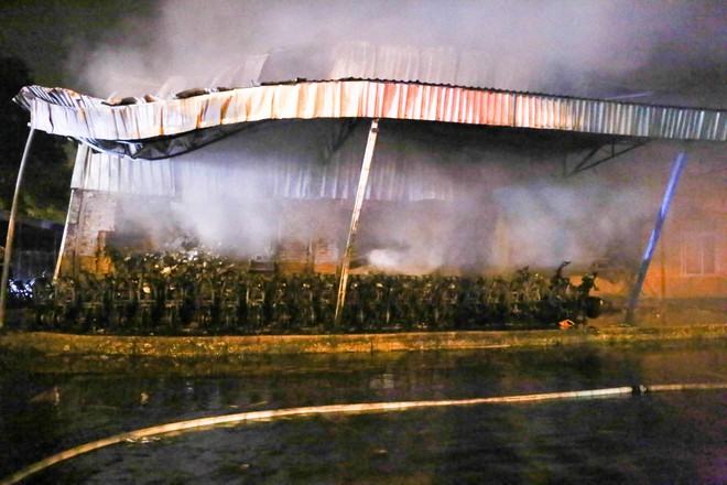 Cháy dữ dội tại khu công nghiệp ngay sát sân bay quốc tế Nội Bài - Ảnh 4.