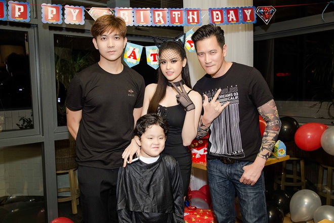 Vợ chồng Trương Quỳnh Anh khóa môi nồng nàn trong tiệc sinh nhật con trai - Ảnh 8. Vợ chồng Trương Quỳnh Anh khóa môi nồng nàn trong tiệc sinh nhật con trai - Ảnh 8.